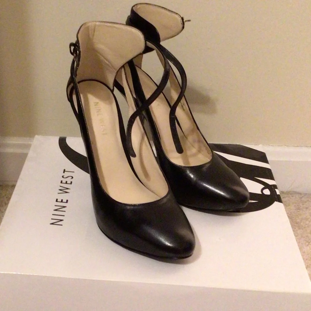 Women’s Heels - Picture 2 of 4